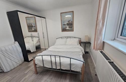 Slough Apartment | Comfy Apartment Near Shops & Station