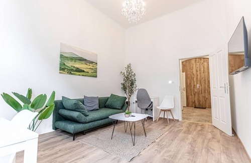 Penzing Apartment | Comfy Apartment | Steps from Schönbrunn Gardens