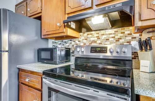 Summerville Condo | Comfy Augusta Condo w/Deck ~ 4 Mi to Olde Town