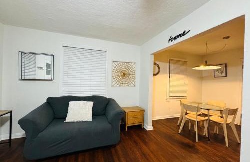 Riverside House | Comfy beds Wifi Bars Cafes Food in Riverside