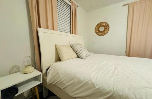 Riverside House | Comfy beds Wifi Bars Cafes Food in Riverside