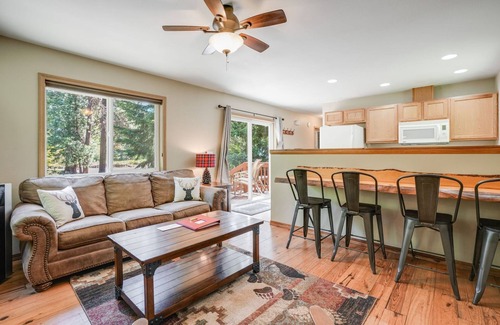 Trout Lake Cabin | Comfy Cabin for R&R in Trout Lake Near Mt. Adams