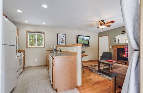 Trout Lake Cabin | Comfy Cabin for R&R in Trout Lake Near Mt. Adams