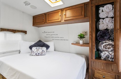 Corona House | Comfy Camper--Group, Family, Kid, & Pet-Friendly