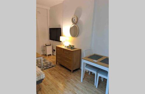 Butetown Apartment | Comfy Cardiff Bay Budget Stay with Small Garden 15 mins Walk to Cardiff Bay