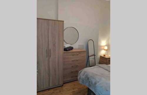 Butetown Apartment | Comfy Cardiff Bay Budget Stay with Small Garden 15 mins Walk to Cardiff Bay