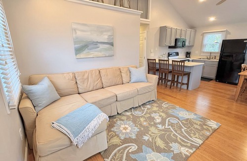 York Beach Cottage | Comfy cottage with pool. Walk to TWO beaches, restaurants, shops and zoo!