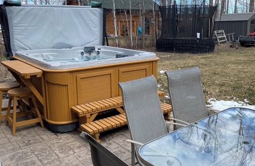 Parkland Beach House | Comfy, Cozy Cabin Near Gull Lake