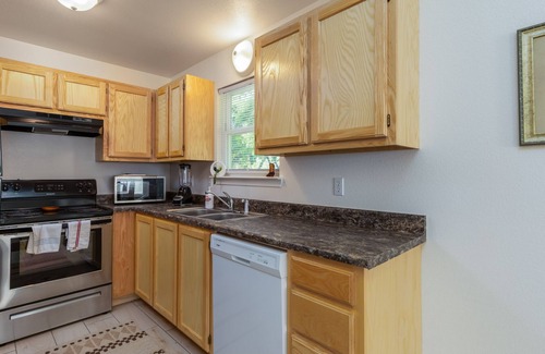 Granbury House | Comfy Cozy Cottage #1 by Lake Granbury