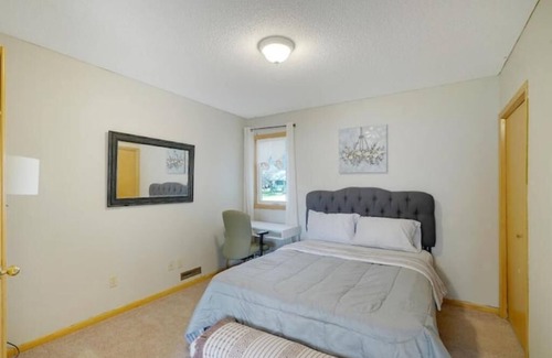 Brooklyn Park House | Comfy&Cozy in Minneapolis Suburb