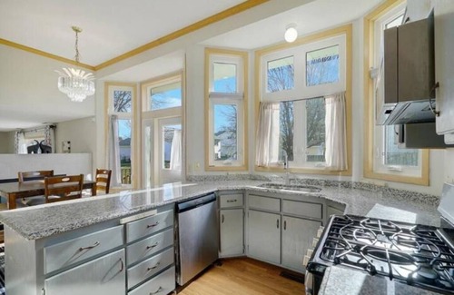 Brooklyn Park House | Comfy&Cozy in Minneapolis Suburb
