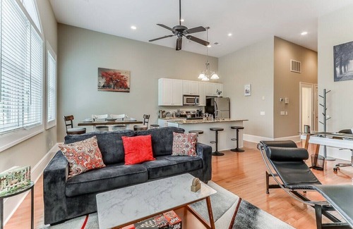 Thomas Square Condo | Comfy-Cozy-Walk to Forsyth Park-King Beds