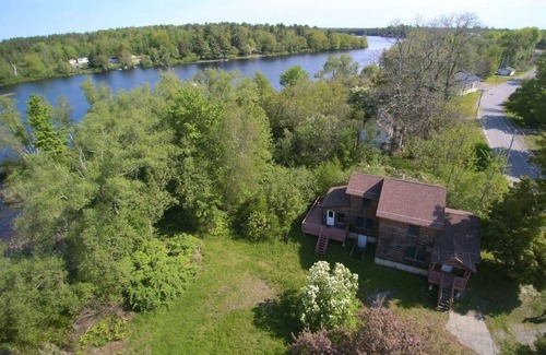 Princeton House | Comfy family-friendly log-sided home with lake frontage and dock