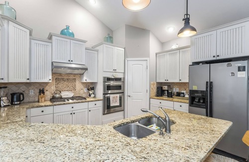 Harbert House | Comfy Family Home, Walk to Harbert Beach!