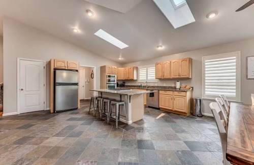 West University House | Comfy home, HOT TUB near UNR, Rafael Park, Downt