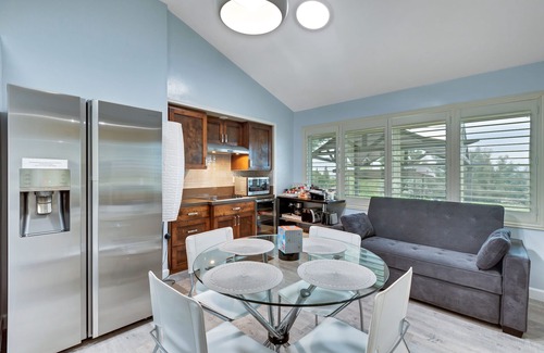 Rowland Heights House | ♛ Comfy King Bed, Jacuzzi Tub<15 mile Disney, Private Entrance & Gated Parking ★