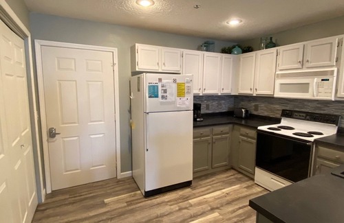 Osage Beach Condo | Comfy Ledges Lakefront Condo-quiet cove, boat slip included!