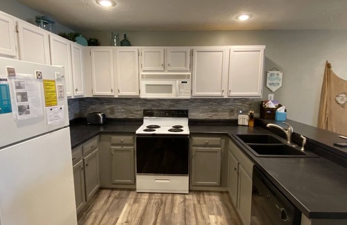 Osage Beach Condo | Comfy Ledges Lakefront Condo-quiet cove, boat slip included!
