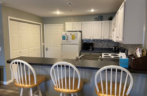 Osage Beach Condo | Comfy Ledges Lakefront Condo-quiet cove, boat slip included!