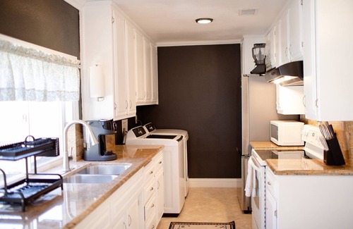 Ridgecrest Condo | Comfy Modern Mojave Condo w/Full Kitchen. Perfect for Pitstoppers & Long Term