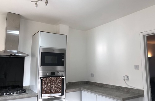 Cheltenham House | Comfy modern townhouse/w free parking & garden, newly refurbished, self catering