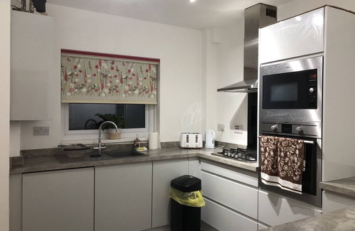 Cheltenham House | Comfy modern townhouse/w free parking & garden, newly refurbished, self catering