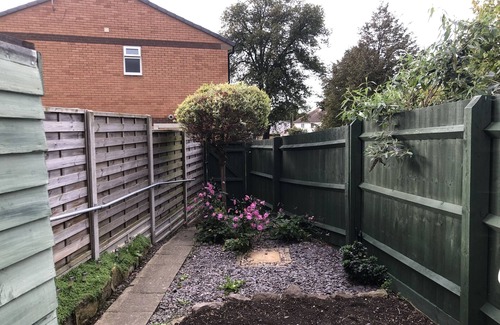 Cheltenham House | Comfy modern townhouse/w free parking & garden, newly refurbished, self catering