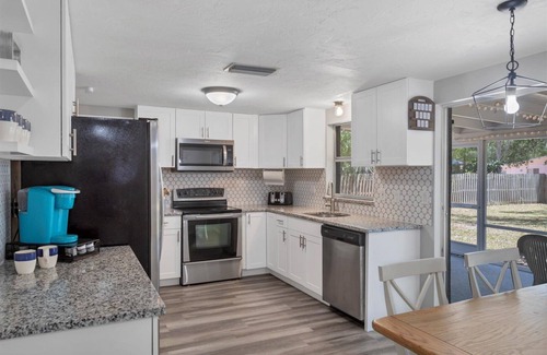 Sarasota Springs House | Comfy Sarasota House Close to Everything - 10 Minutes to Siesta