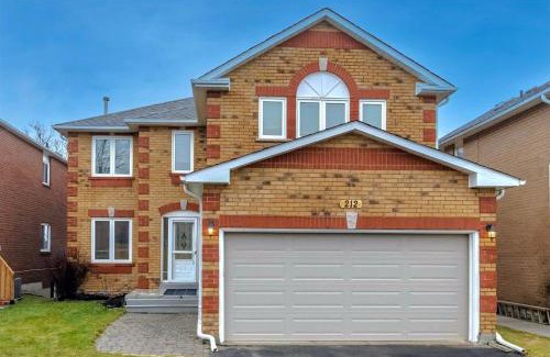 Orangeville House | Comfy & Spacious 4BR Family Home with Free Parking, Laundry & Private Patio! 10 Min Walk to Headwaters Hospital, 5 Min Drive to Mount Alverno Luxury Resorts, Ideal for Medical, Vacation or Work Stays!