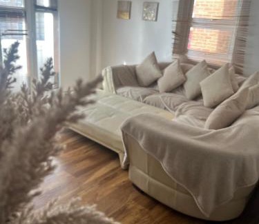 Island Gardens Apartment | Comfy Spacious Home-Near Canary Wharf & O2-Free Gated Parking