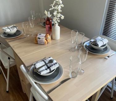 Island Gardens Apartment | Comfy Spacious Home-Near Canary Wharf & O2-Free Gated Parking