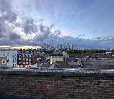 Island Gardens Apartment | Comfy Spacious Home-Near Canary Wharf & O2-Free Gated Parking