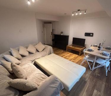 Island Gardens Apartment | Comfy Spacious Home-Near Canary Wharf & O2-Free Gated Parking