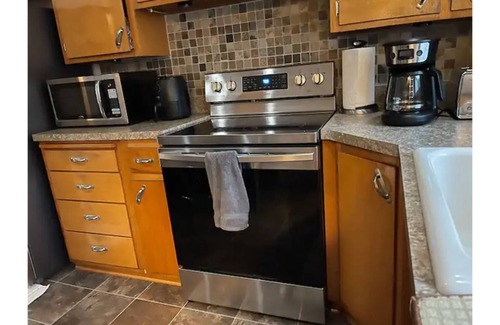 Lincoln House | Comfy stay, safe neighborhood, great location