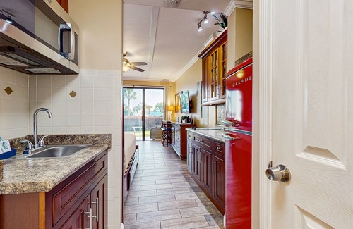 Fort Walton Beach Apartment | Comfy studio suite with pool & picnic area - snowbird-friendly