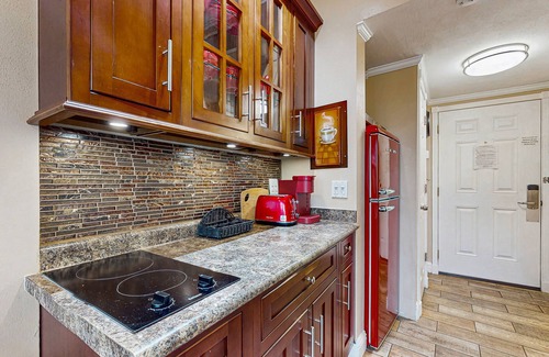 Fort Walton Beach Apartment | Comfy studio suite with pool & picnic area - snowbird-friendly