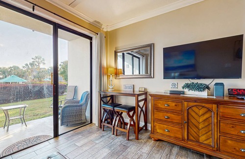 Fort Walton Beach Apartment | Comfy studio suite with pool & picnic area - snowbird-friendly