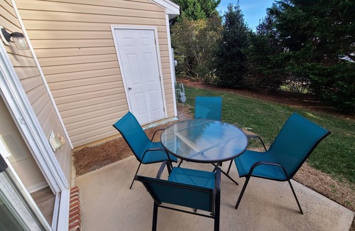 Greensboro House | Comfy townhouse near airport and dining!