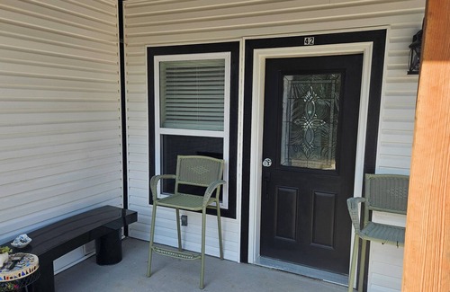 Linn Creek Apartment | Comfy unit centrally located and convienent to nightlife.