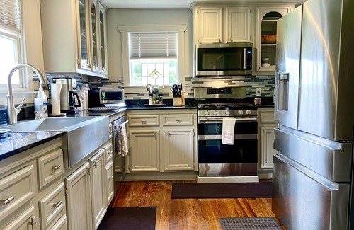 Washington Ave./ Memorial Park House | COMFY URBAN RETREAT, PET FRIENDLY, PRIVATE DRIVEWAY PARKING 30+ nt min✨🌙