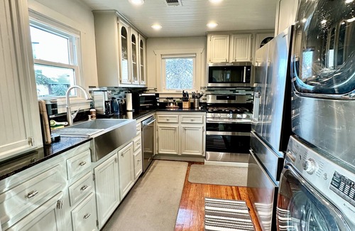 Washington Ave./ Memorial Park House | COMFY URBAN RETREAT, PET FRIENDLY, PRIVATE DRIVEWAY PARKING 30+ nt min✨🌙
