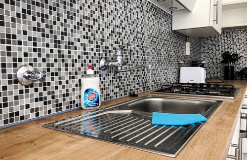 Wahring Apartment | Commodious 2BR Apt. Near AKH-Perfect for Groups