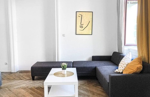 Wahring Apartment | Commodious 2BR Apt. Near AKH-Perfect for Groups