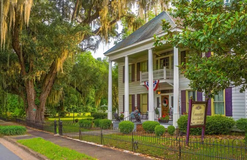 Bainbridge Bed & Breakfast | Commodore Bed & Breakfast/Library Room