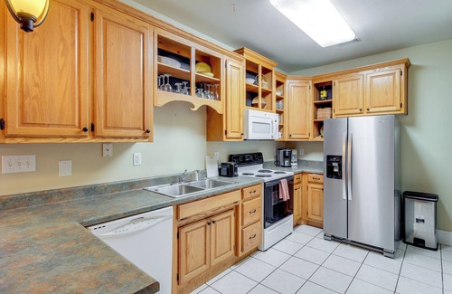 Cowan Apartment | Community Courtyard & Fireplace: Cowan Apt!