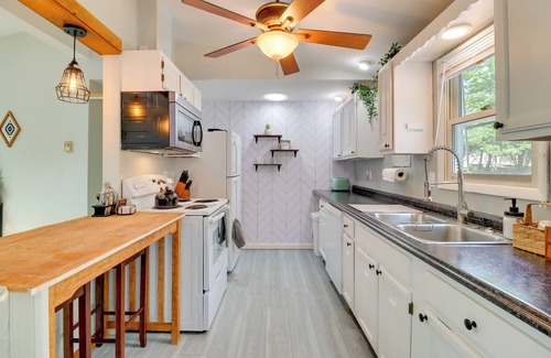 Albrightsville Cottage | Community Pools & Hot Tub: Albrightsville Cottage!