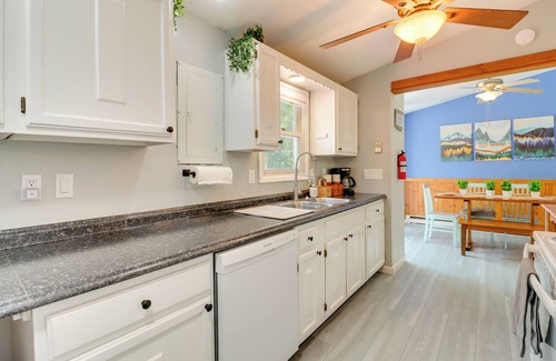 Albrightsville Cottage | Community Pools & Hot Tub: Albrightsville Cottage!