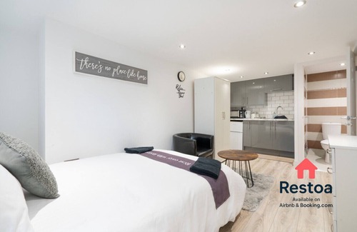 Sheffield Apartment | Compact and modern studio with parking near Kelham Island