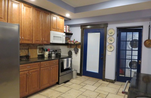 Springfield Apartment | Completely remodeled beautiful front apartment in a tri-plex built in 1859.