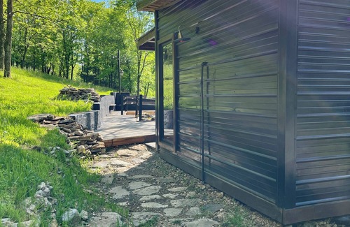 Pleasant Shade Cabin | Complimentary Breakfast Luxe Cabin Hot Tub Outdoor Movie Screen Mountains